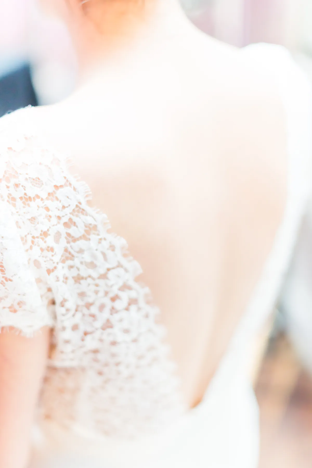 Photo mariage Savoie – détail dentelle dos nu robe mariée mariage