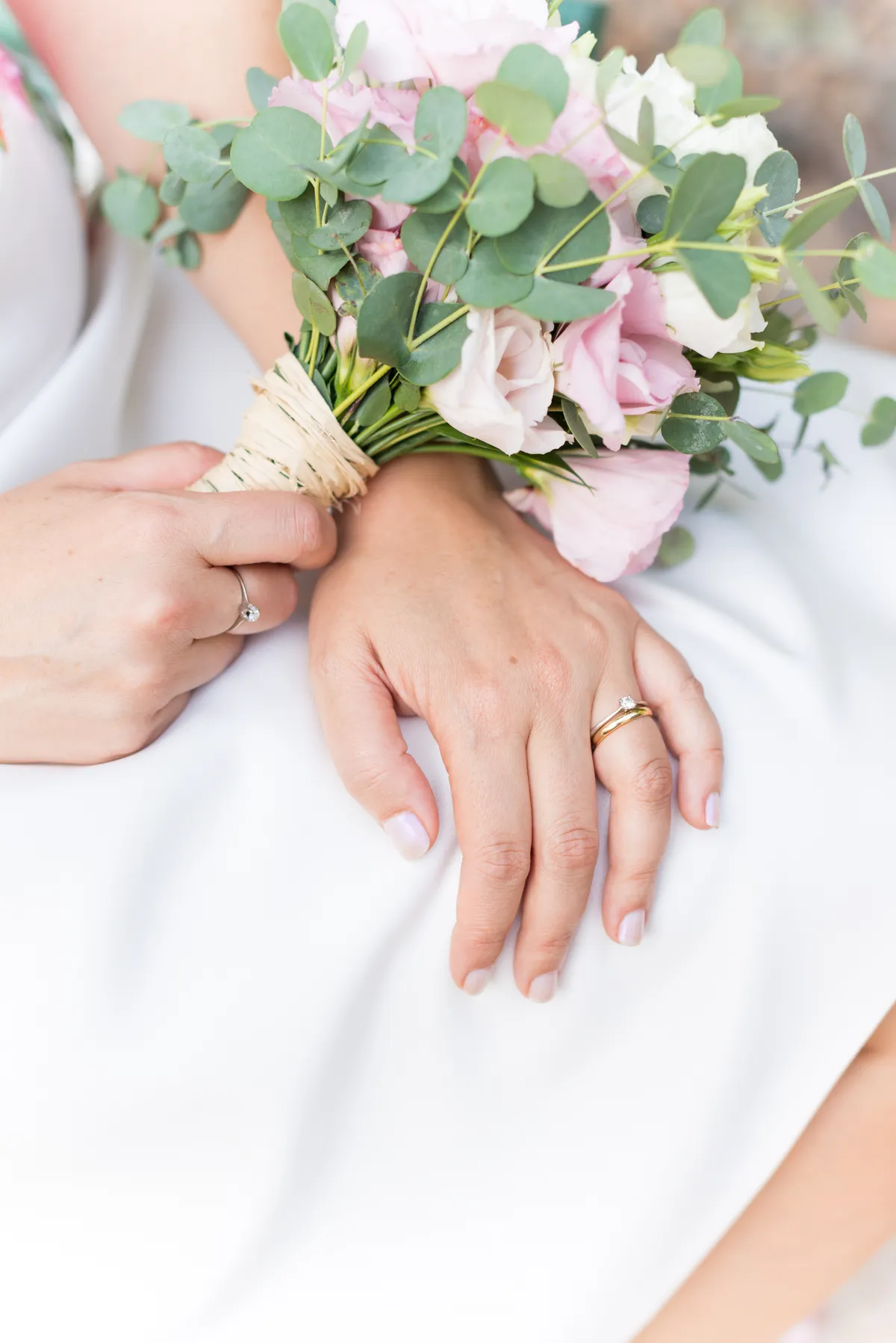 Photo mariage Haute-Savoie – détail alliance bague fiançailles mariée