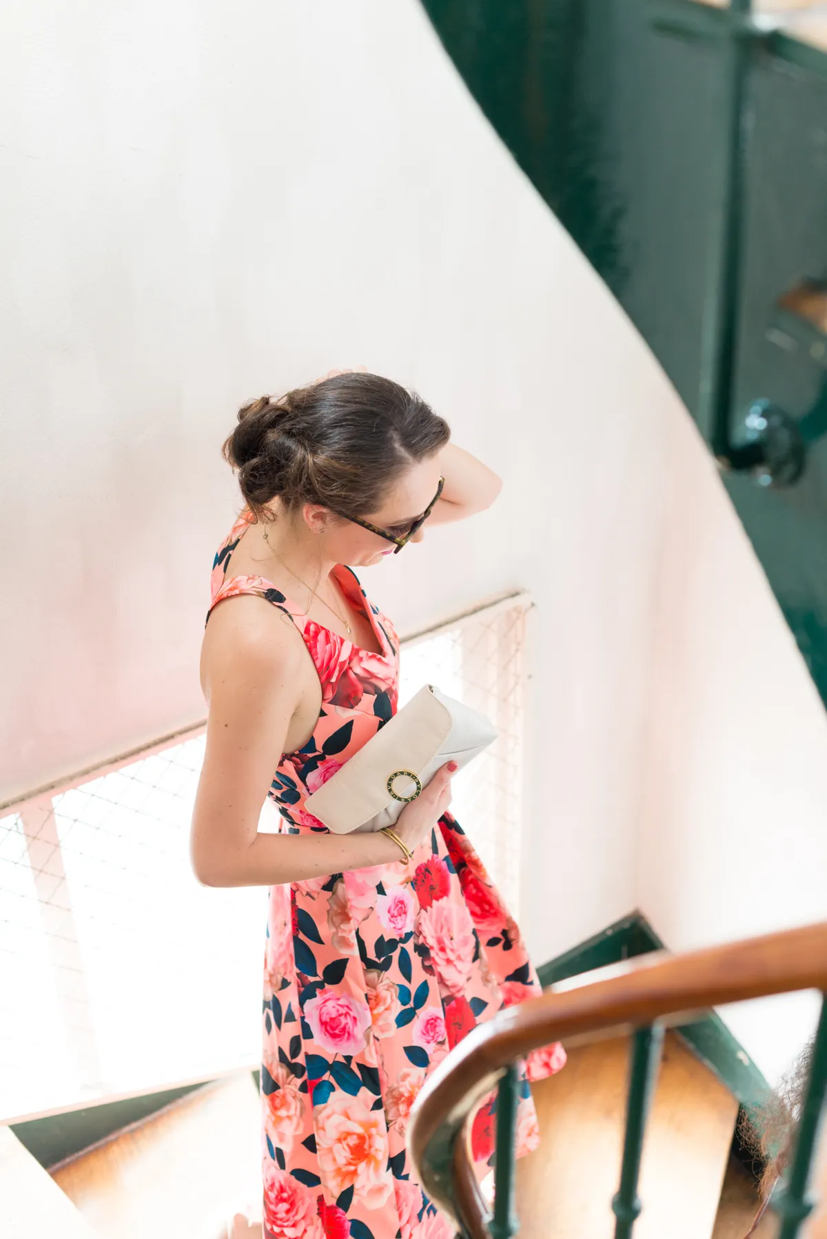 Photographe mariage Aix-les-Bains – invitée descend les escaliers