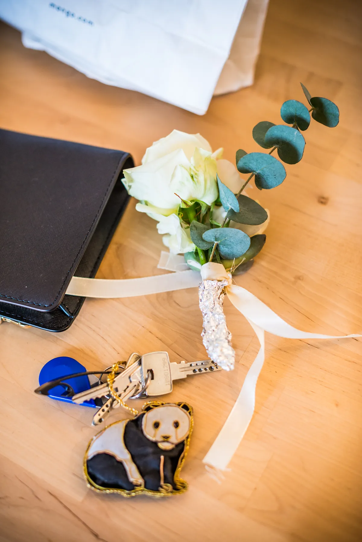 Photographe mariage Haute-Savoie – boutonnière détail préparatifs mariage