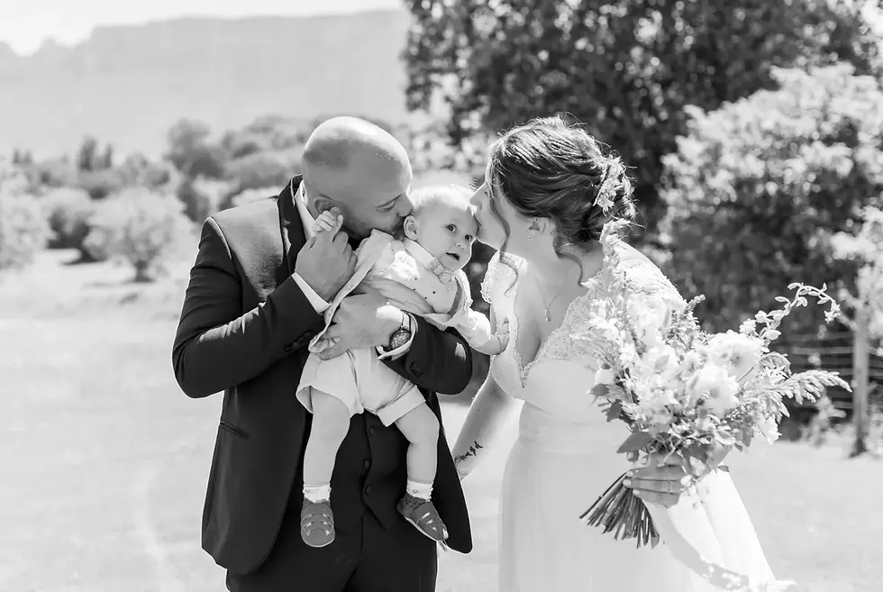 Photo mariage Savoie – mariés embrassent leur enfant Dent du Chat arrière-plan