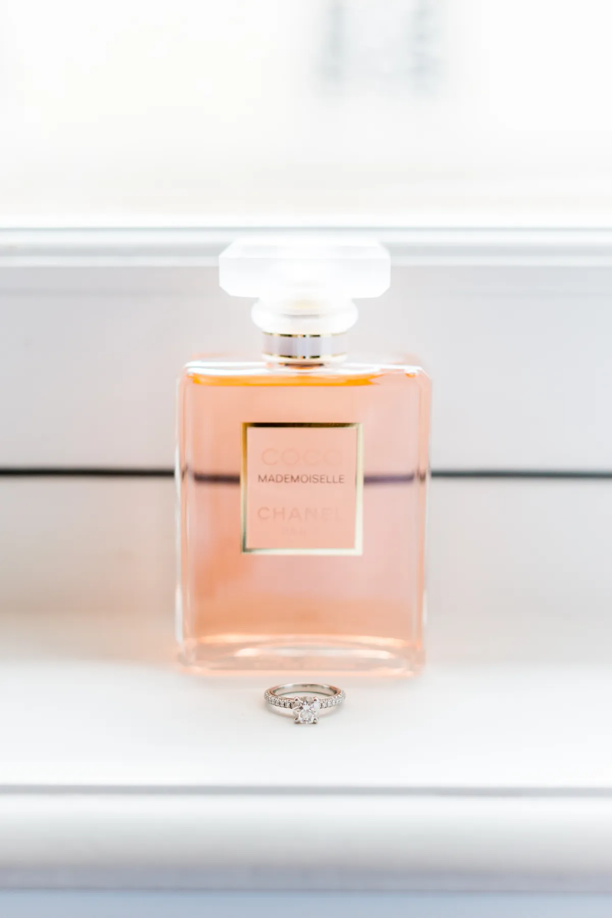 Photographe mariage Chambéry – détail parfum bague fiançailles fenêtre préparatifs
