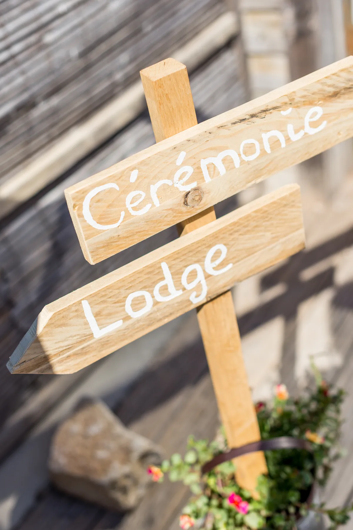 Photographe mariage – panneau cérémonie décoration lodge Vaucluse