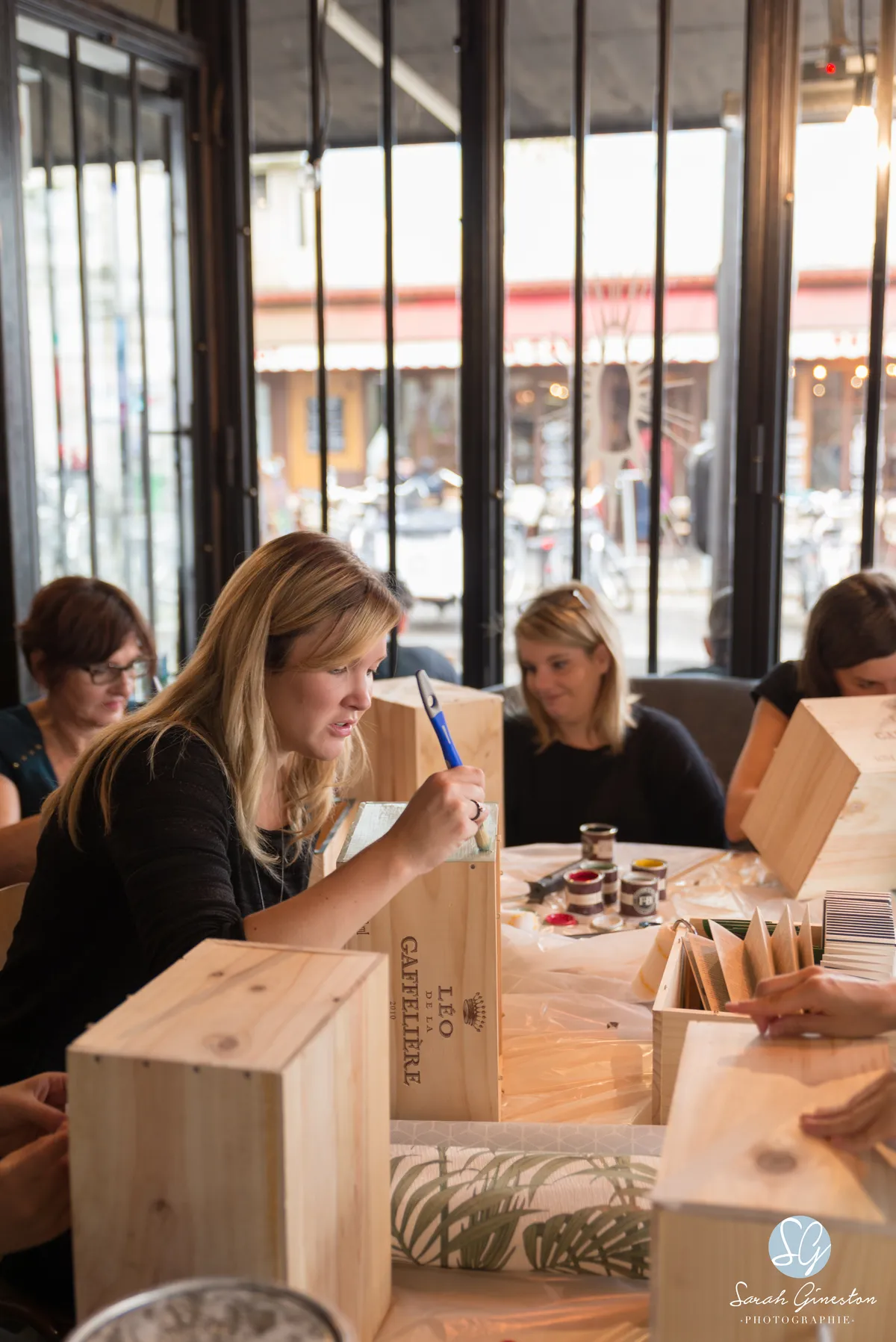 Photo événementiel Haute-Savoie – atelier créatif femme peinture événement solidaire