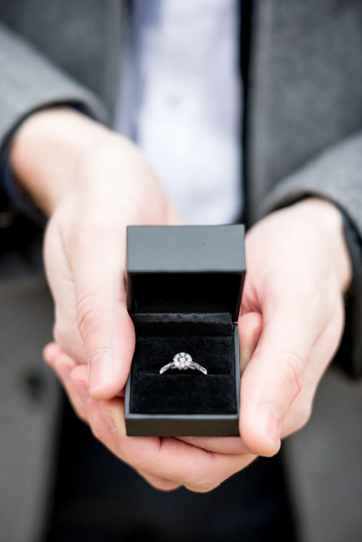 Photographe mariage Savoie – bague fiançailles détail émotion