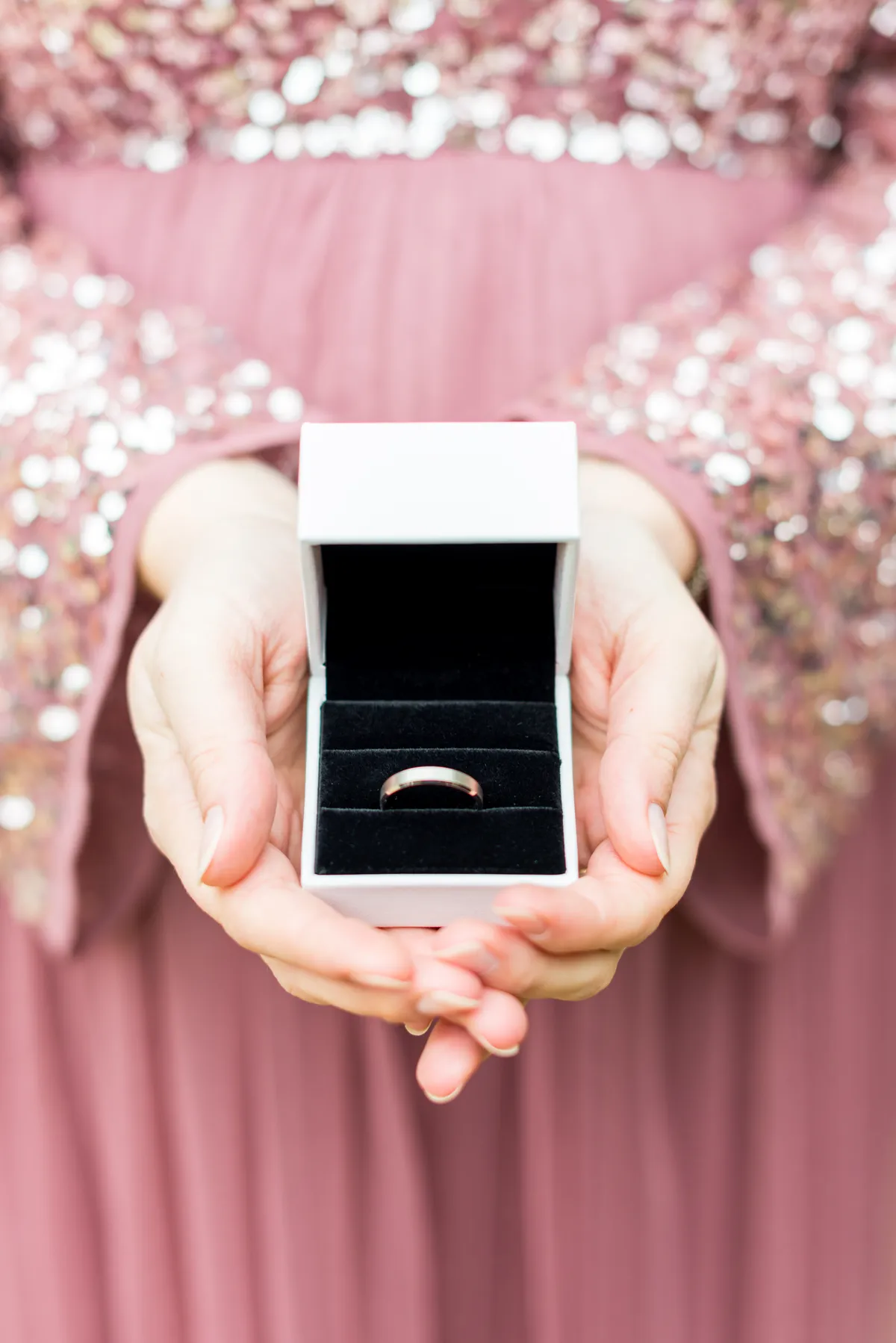 Photographe mariage Savoie – alliance écrin fiançailles émotion