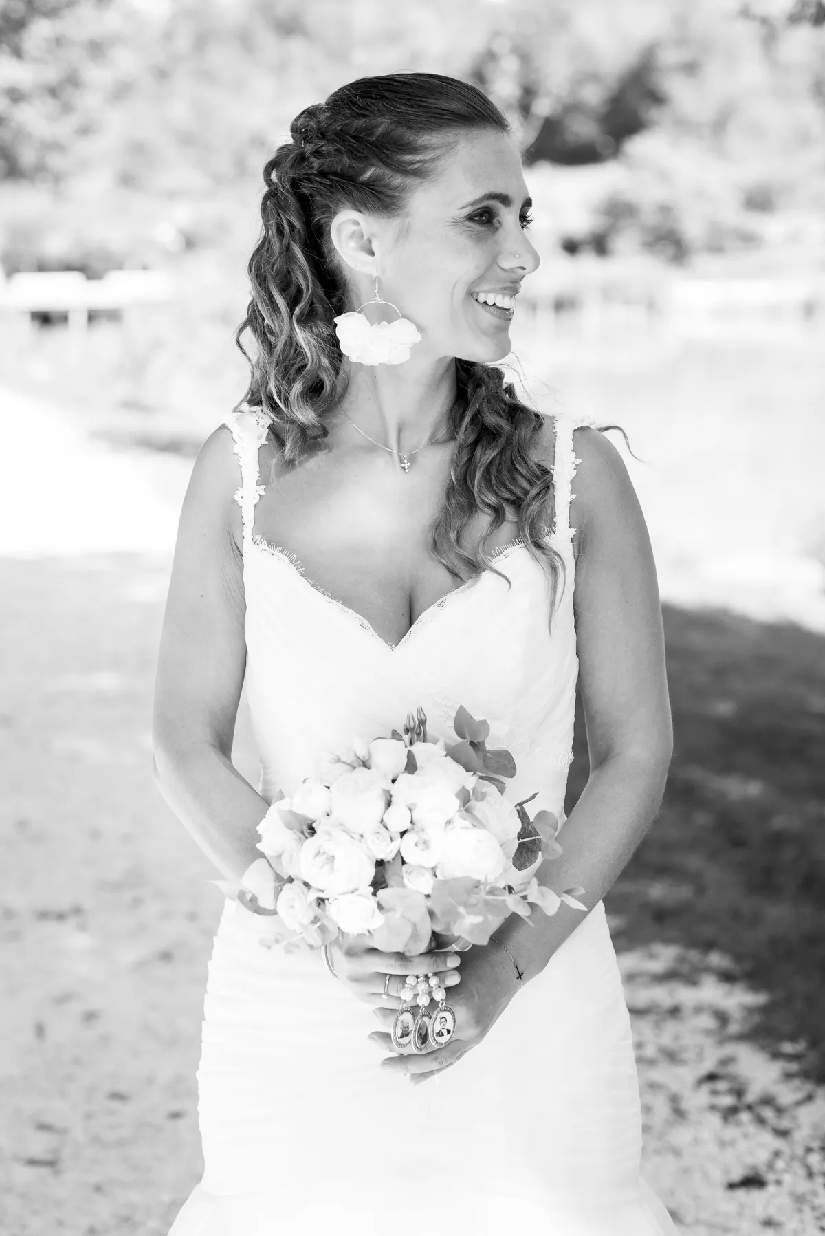 Portrait noir et blanc de la mariée en Savoie