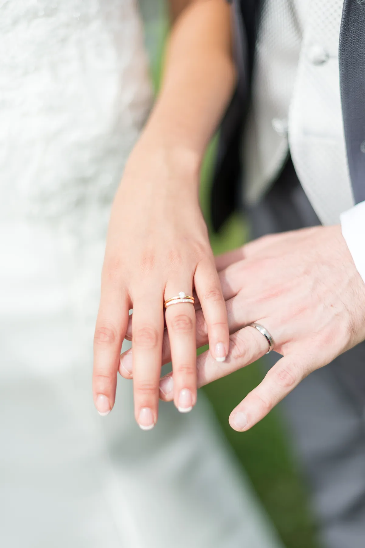 Photo mariage Haute-Savoie – alliances détail mariage champêtre émotion