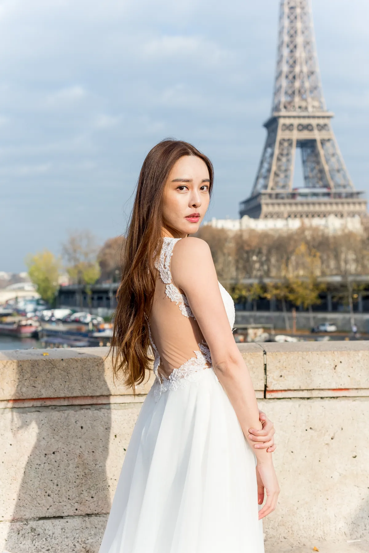 Photographe portrait mariage – jeune femme en robe de mariée face à la Tour Eiffel