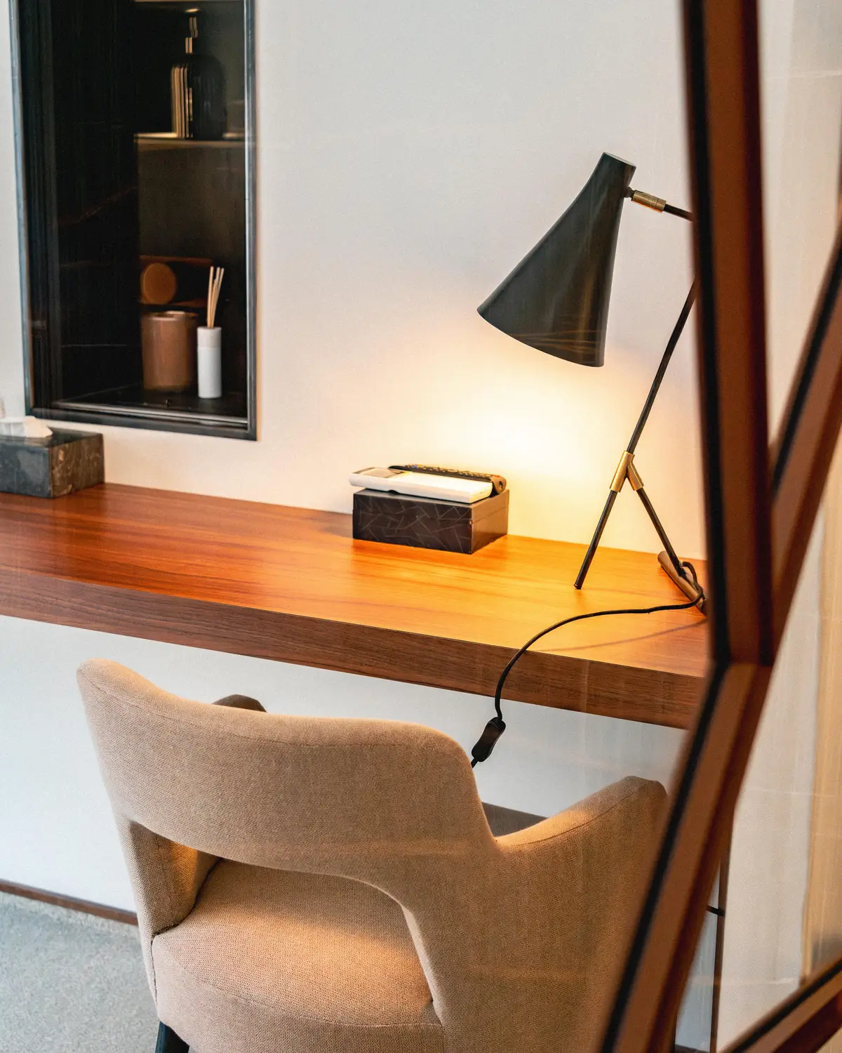 Photo hôtel Aix-les-Bains – détail bureau moderne chambre hôtel