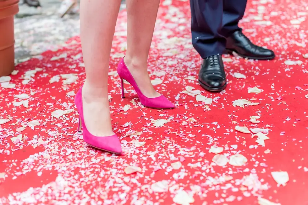 Photo mariage Chambéry – chaussures mariés confettis sol cérémonie civile