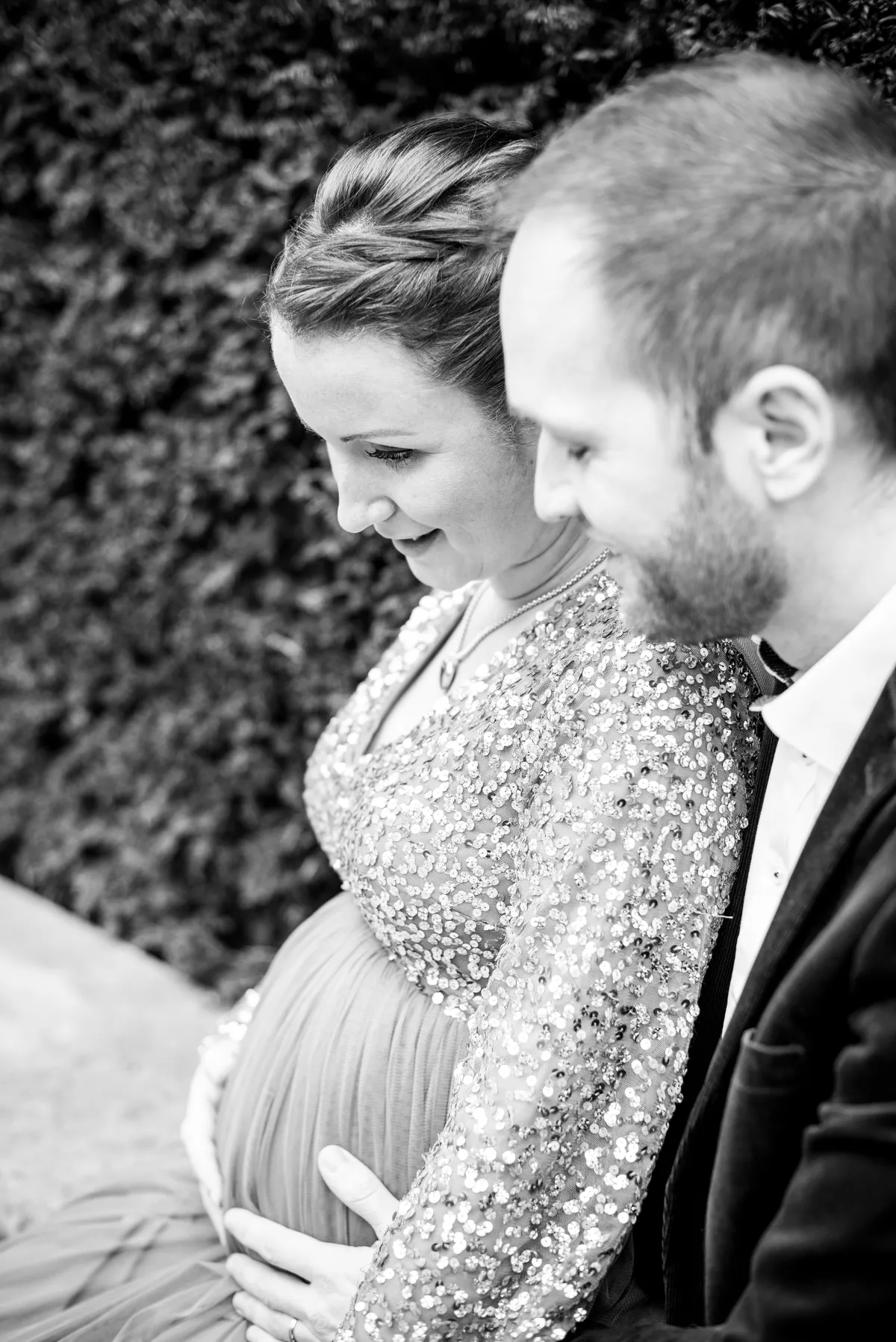Photo mariage Annecy – portrait fiancée enceinte élégante robe paillettes