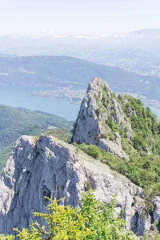 Photographe Aix-les-Bains - vue sur la Dent du Chat en Savoie avec le lac du Bourget en arrière plan par une journée ensoleillée
