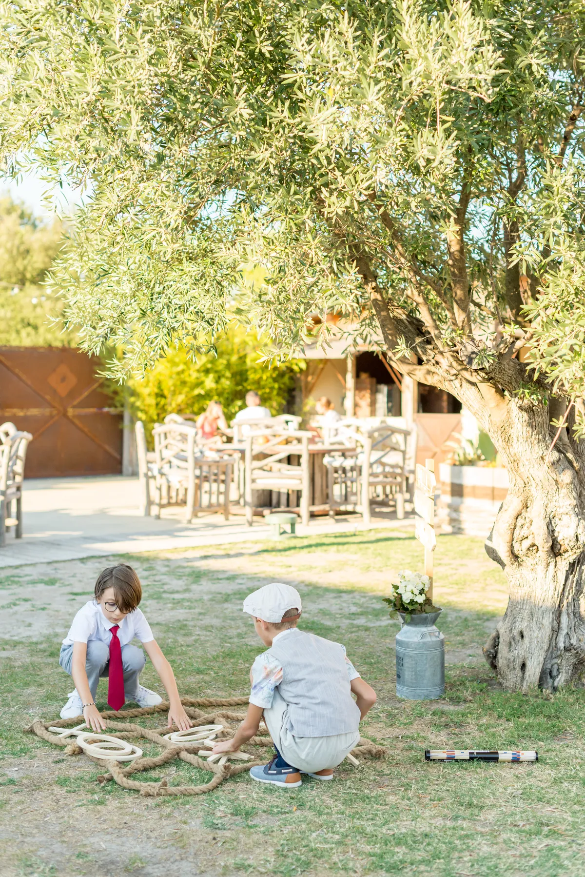 Photographe mariage – enfants jouent jardin domaine Vaucluse