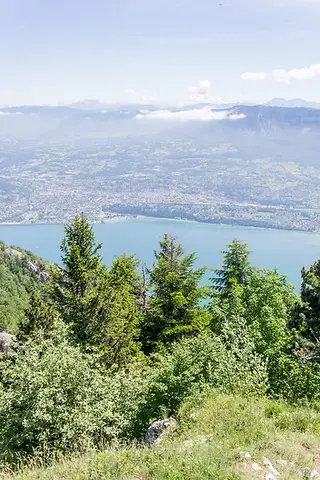 Photographe Aix-les-Bains - vue en hauteur sur le lac du Bourget par une journée d'été