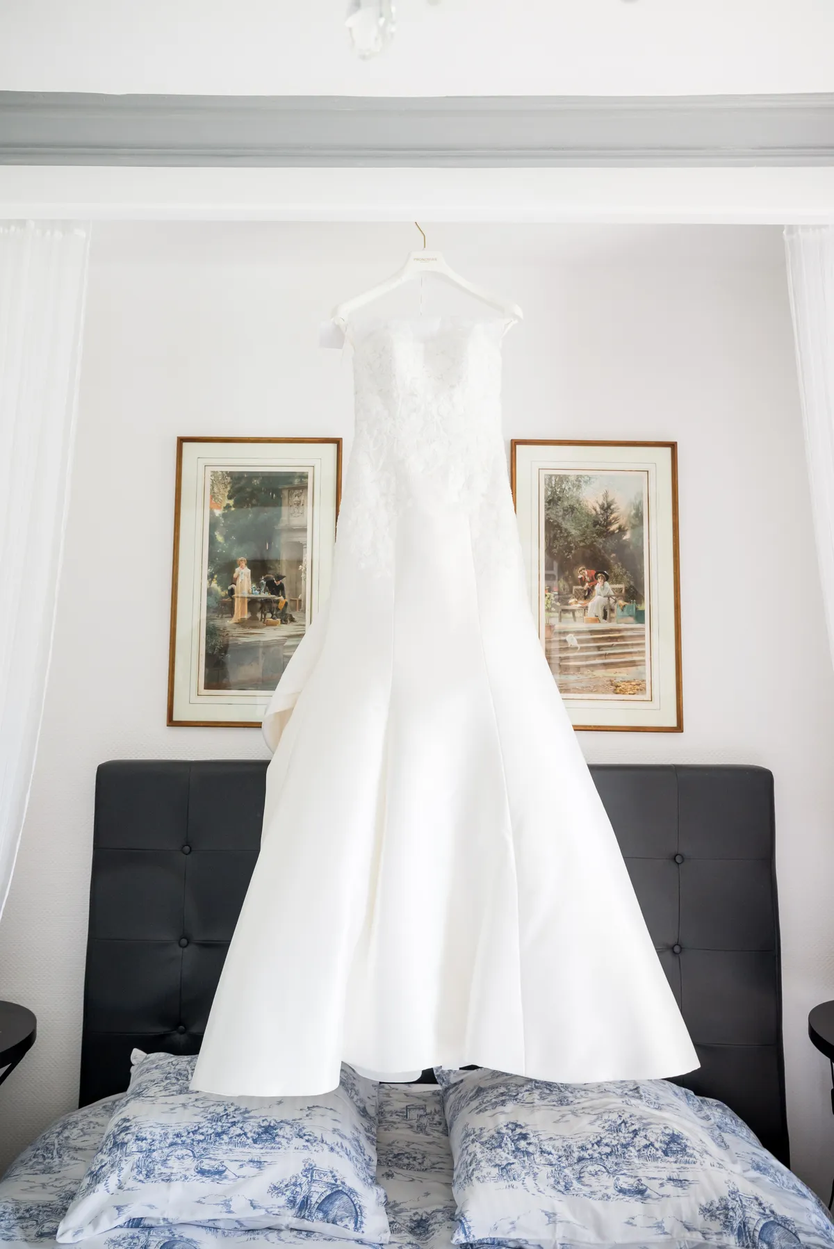 Photographe mariage Haute-Savoie – robe mariée suspendue préparatifs mariage