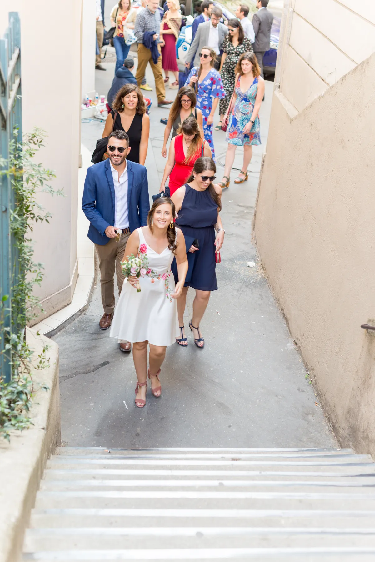 Photo mariage Haute-Savoie – mariée marche entourée de ses invités