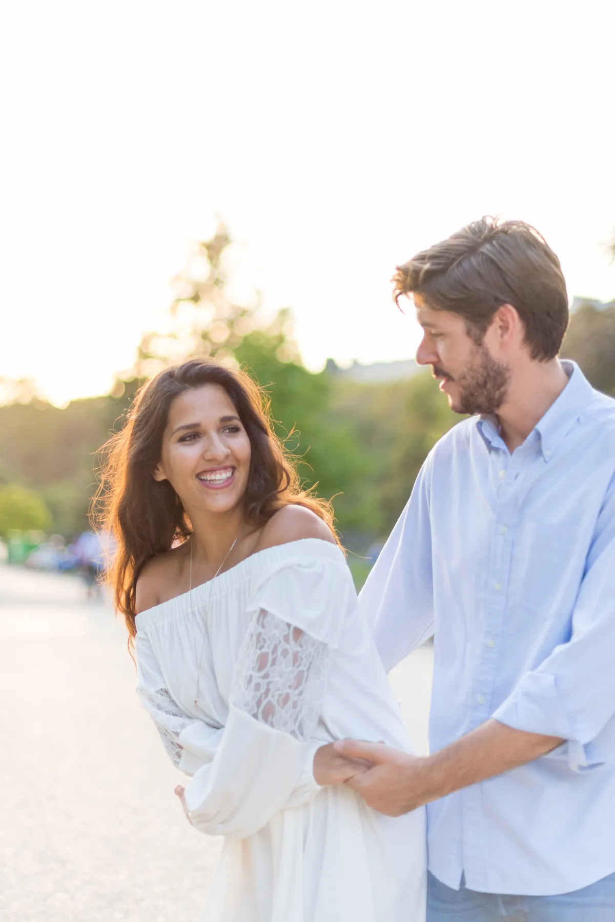 Photo mariage Savoie – golden hour mariés enlacés portrait romantique