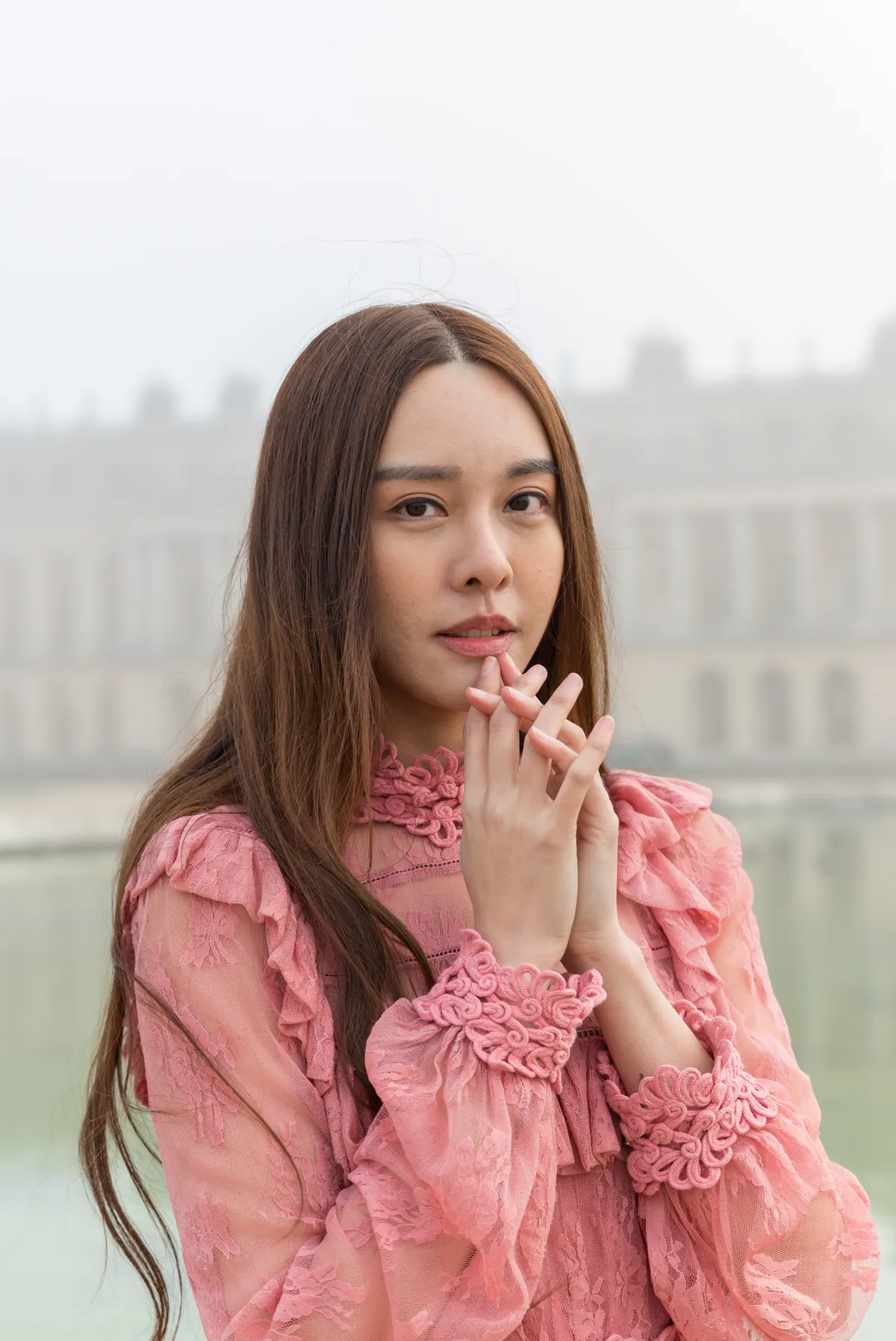 Photographe - jeune femme posant devant un Château