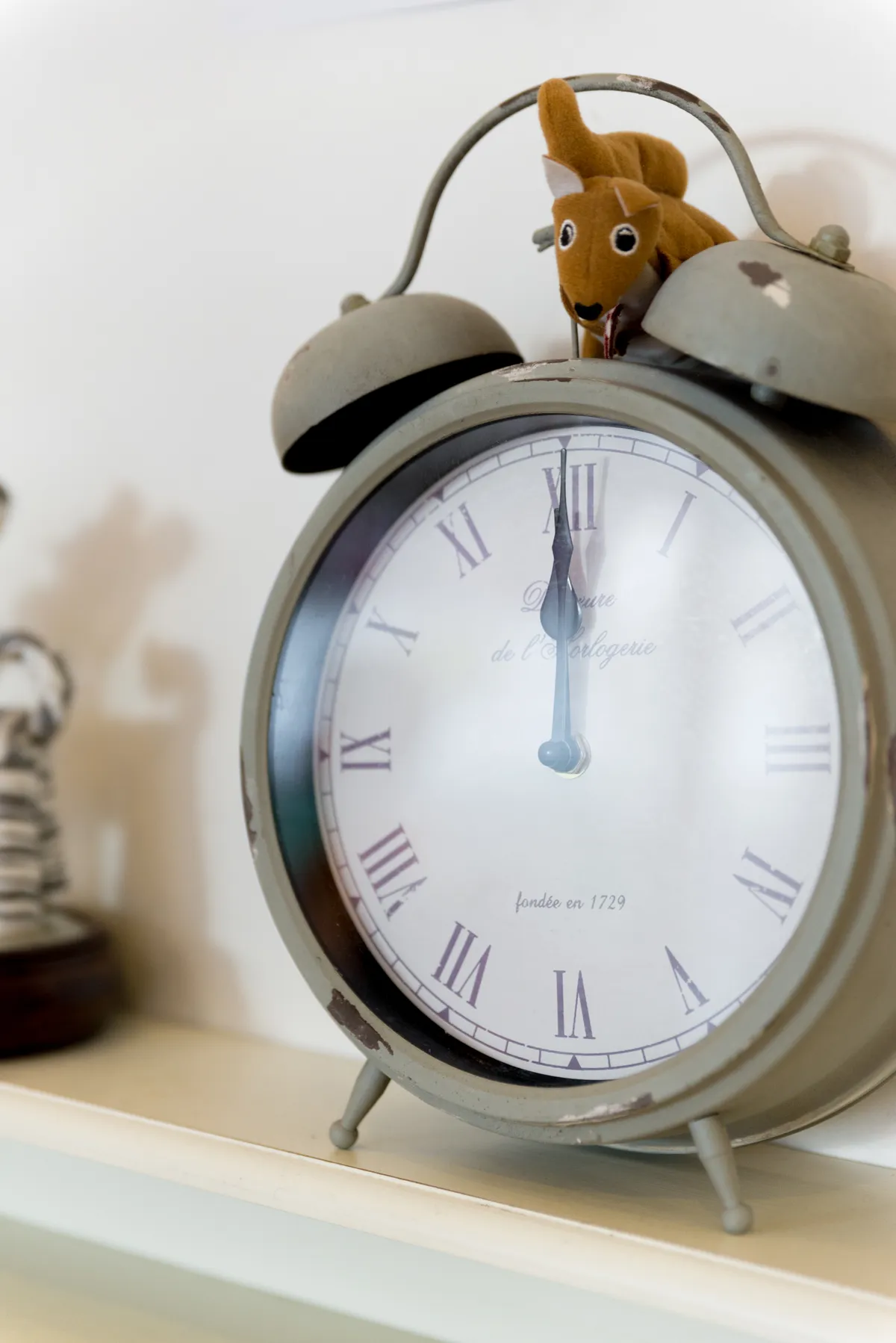 Photographe entreprise Chambéry - une ancien réveil matin décore une étagère