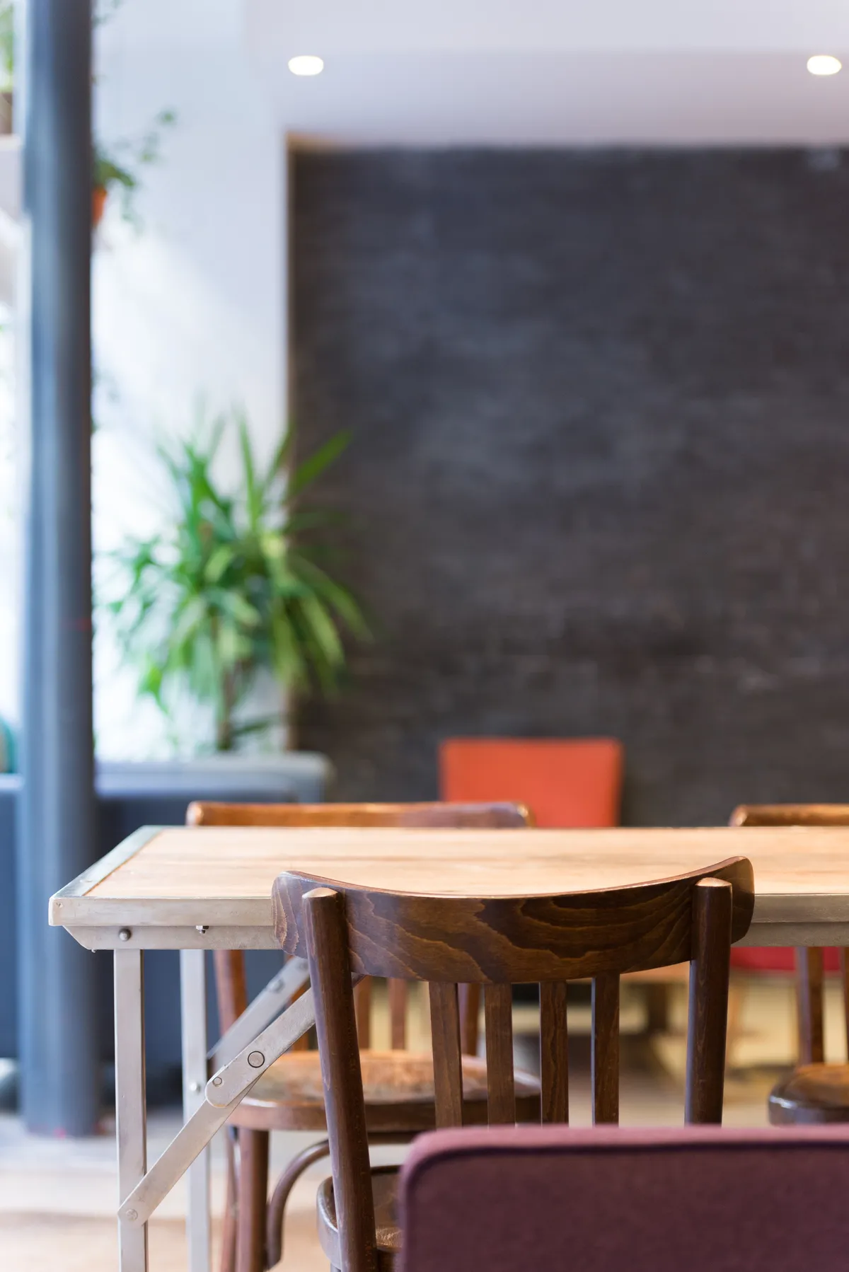 Photographe entreprise Annecy - une grande table en bois et des chaises dans un espace de coworking