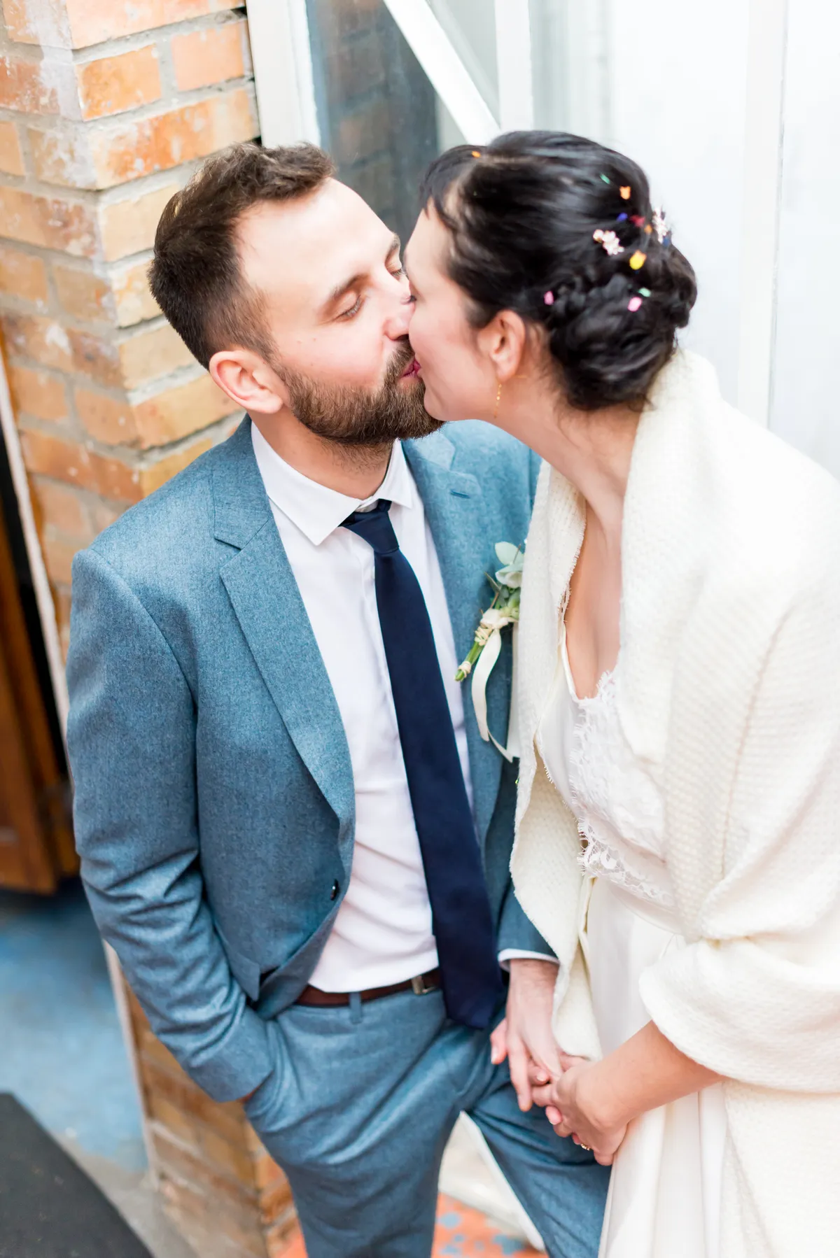 Photo mariage Haute-Savoie – mariés s'embrassent vin d'honneur mariage
