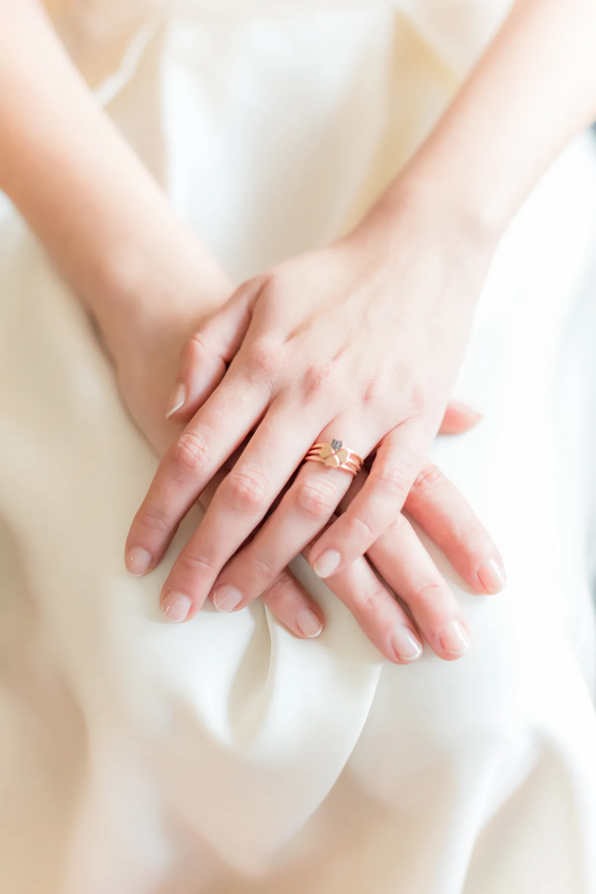 Photographe mariage Haute-Savoie – bague fiançailles détail mariage