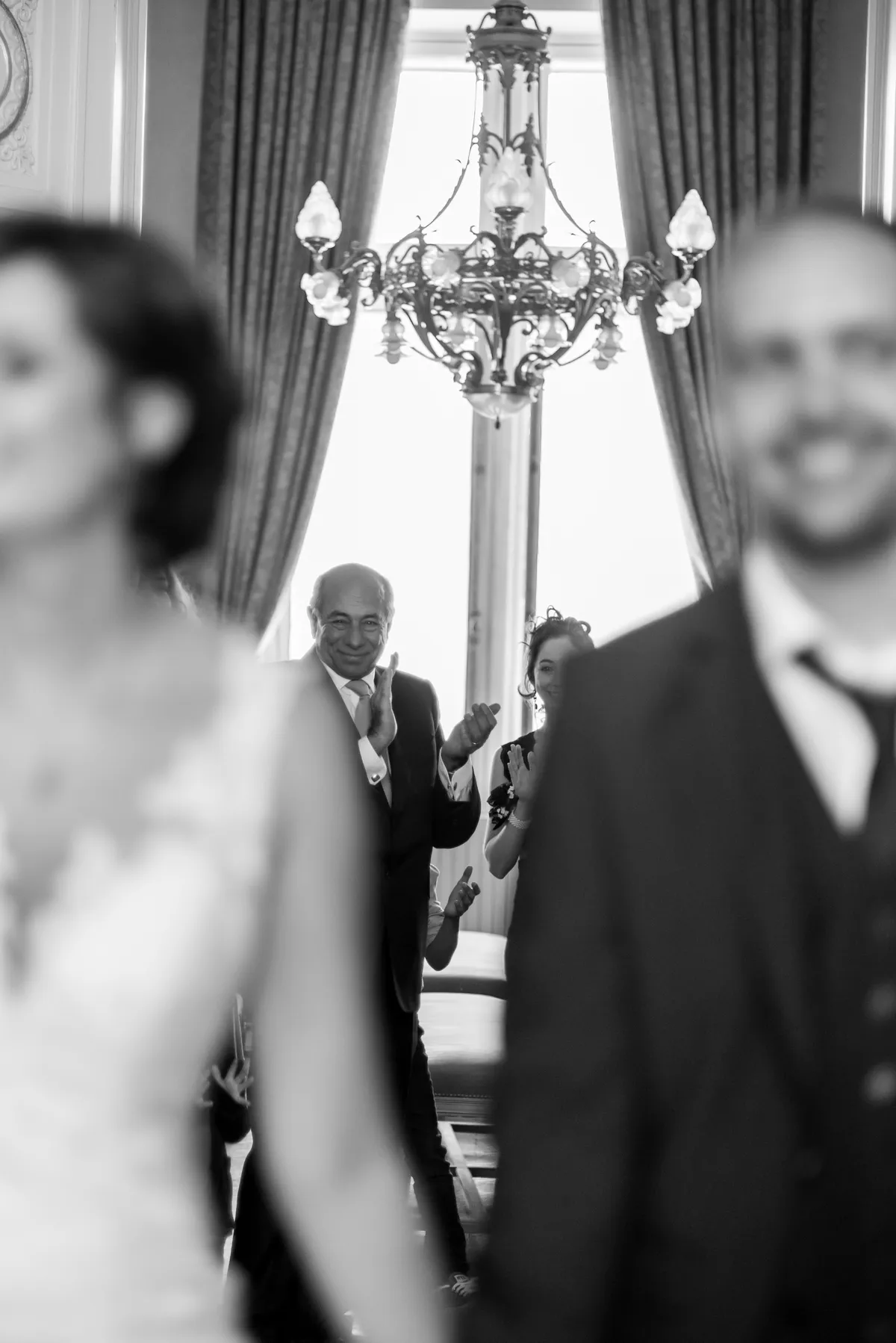 Photo mariage Haute-Savoie – invité applaudit cérémonie civile mairie