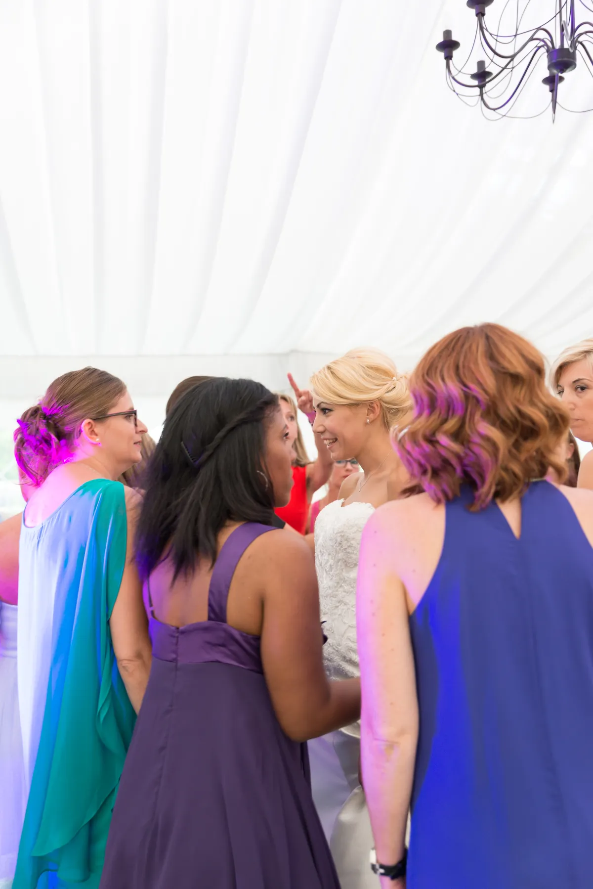Photographe mariage Megève – soirée fête mariés amis mariage champêtre