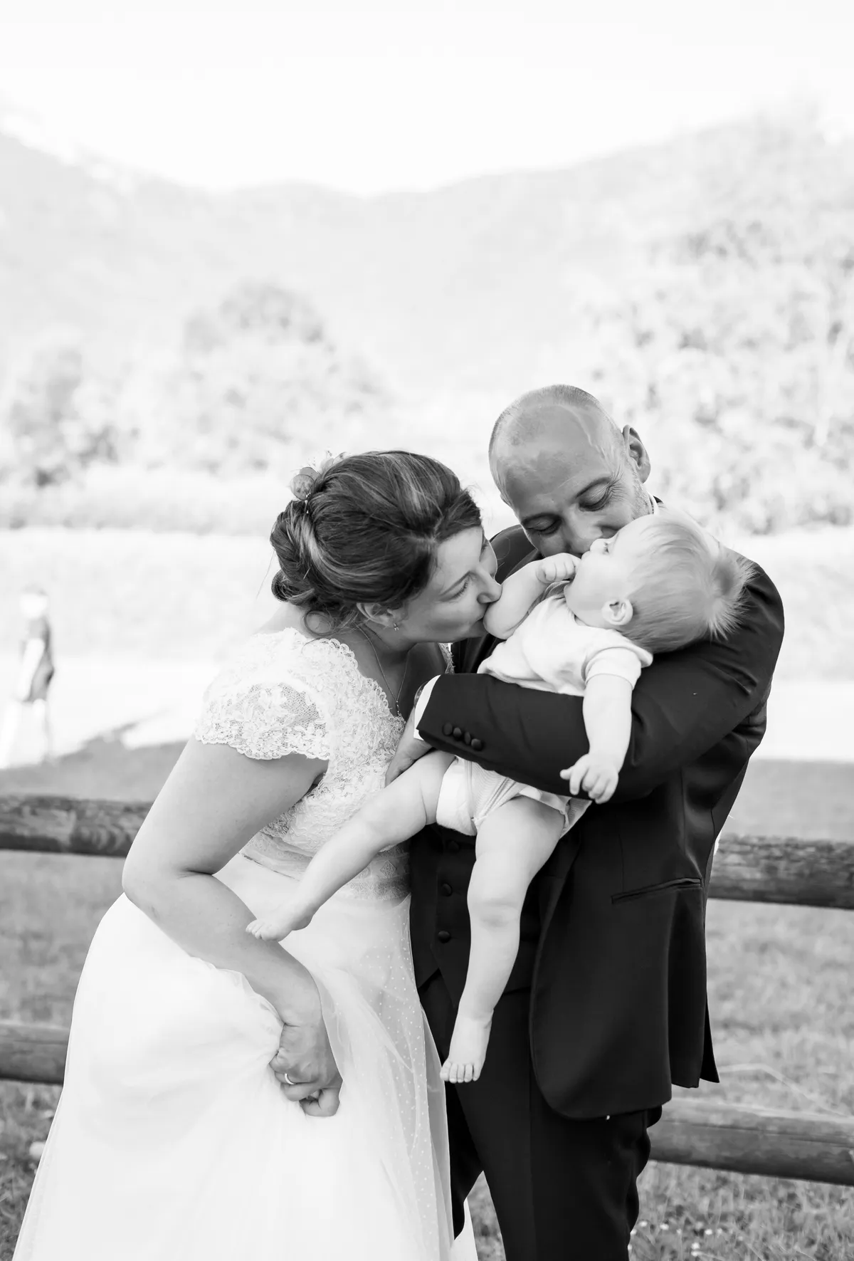 Photographe mariage Haute-Savoie – mariés embrassent leur bébé Dent du Chat