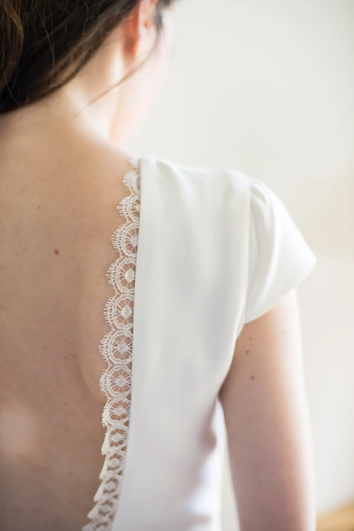Photographe mariage Haute-Savoie – détail dentelle robe mariée élégante
