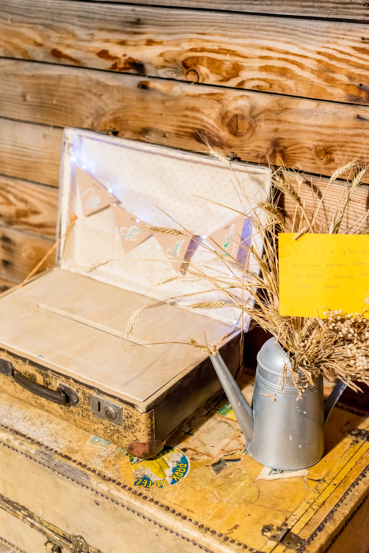 Photographe mariage Haute-Savoie – valise livre d'or décoration mariage