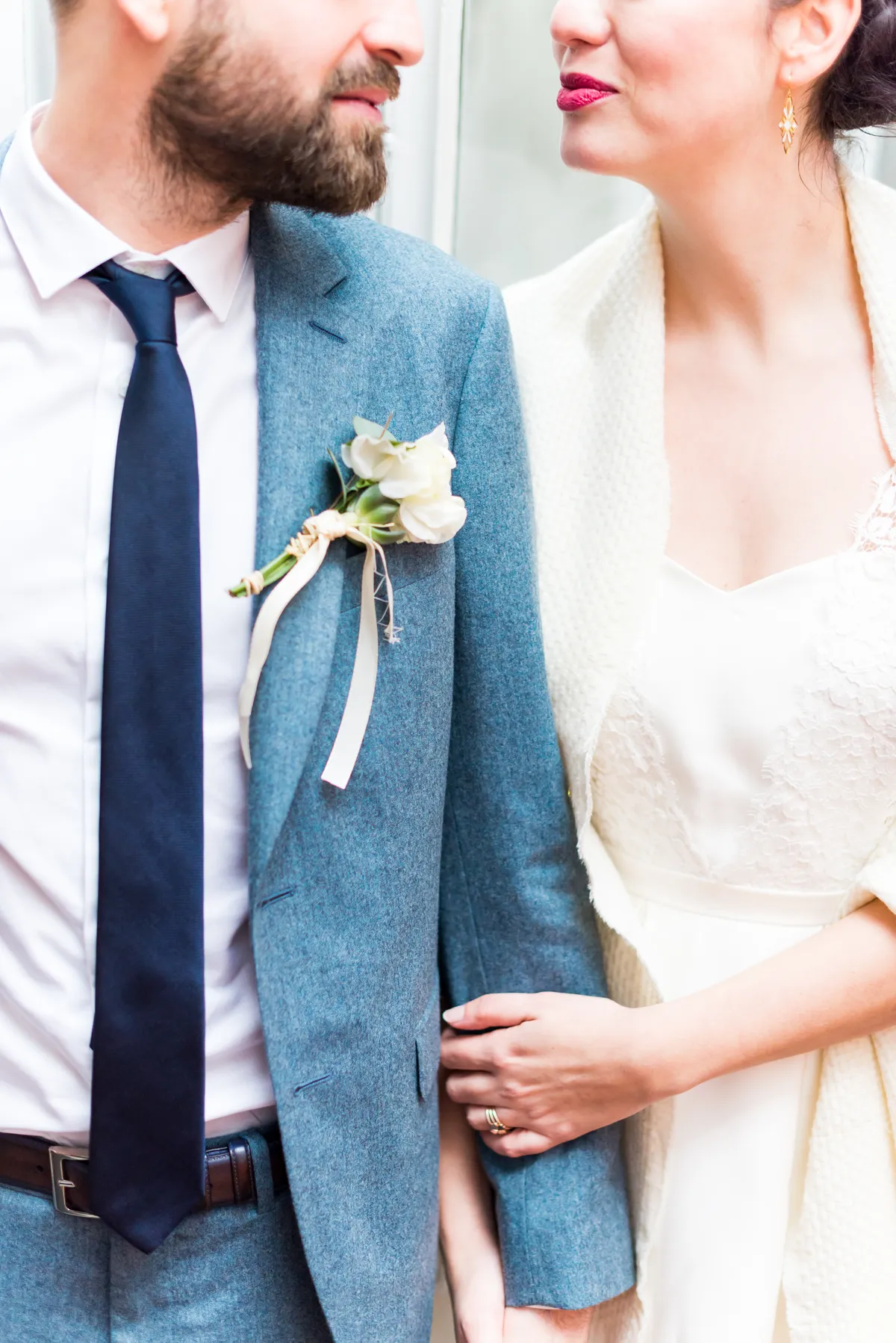 Photographe mariage Annecy – détail robe costume mariés mariage