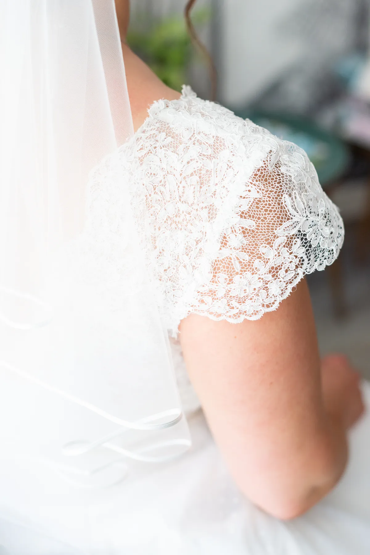 Photographe mariage Savoie – détail épaule robe de mariée Yenne