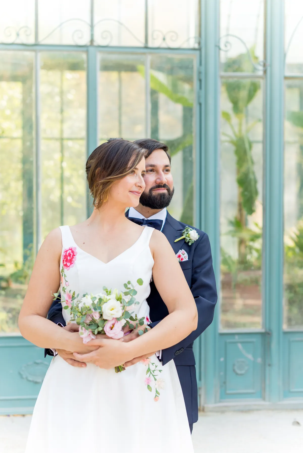 Photographe mariage Talloires – couple enlacé portrait naturel