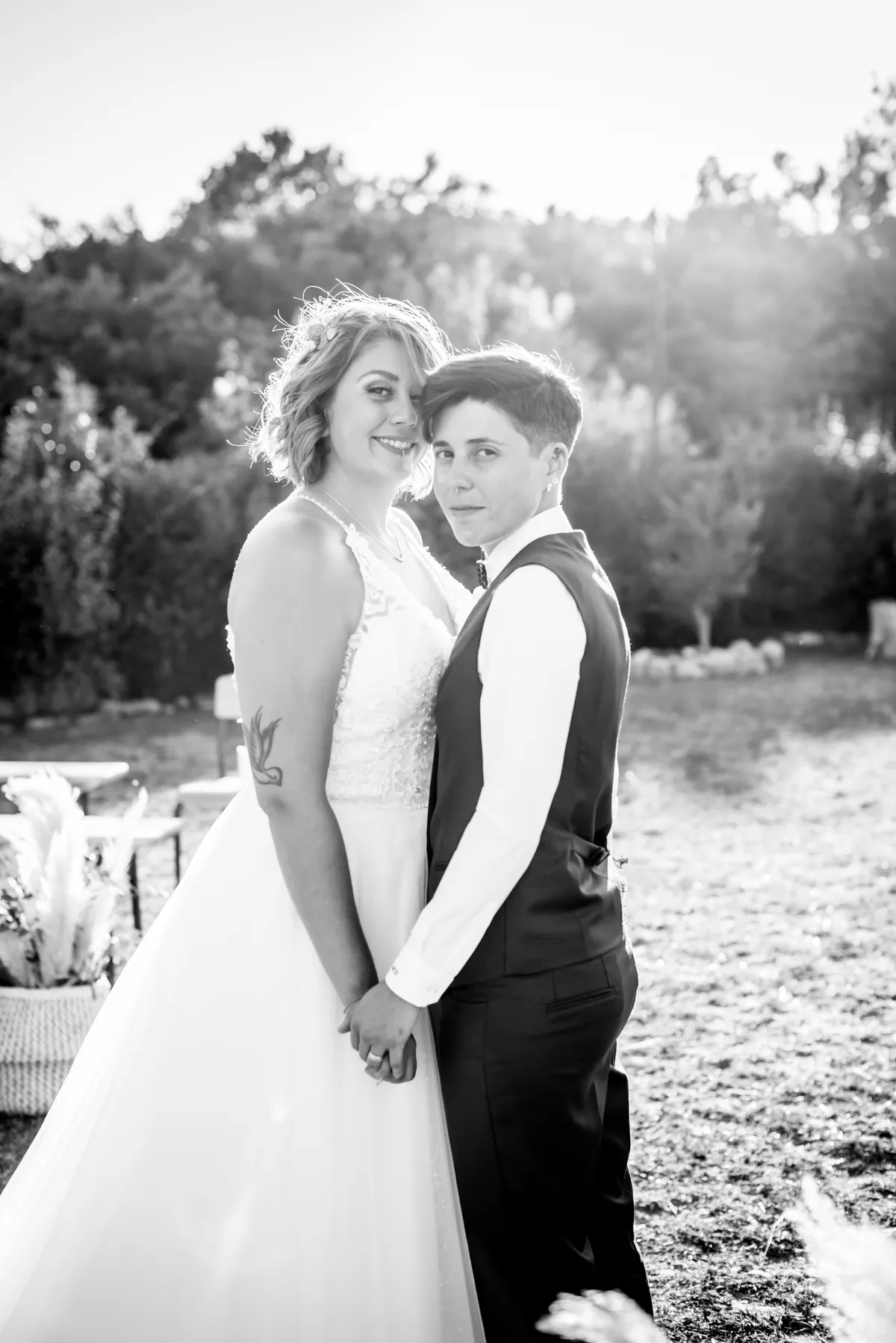 Photo mariage Haute-Savoie – couple mariées enlacées portrait naturel