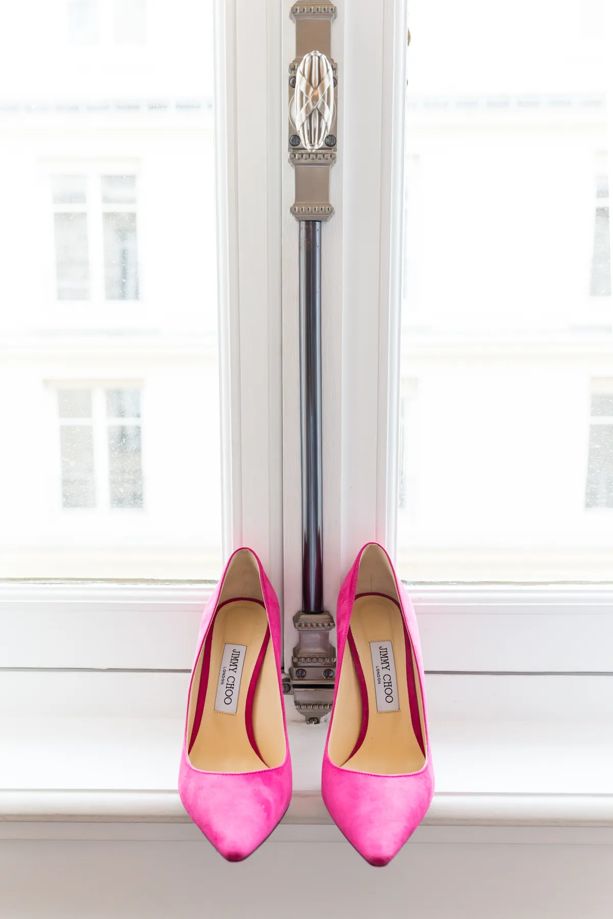 Photographe mariage Haute-Savoie – détail chaussures mariée fenêtre hôtel luxe préparatifs