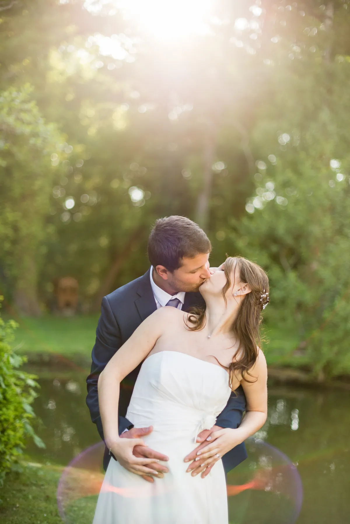 Photographe mariage Savoie – mariés s'embrassent portrait romantique