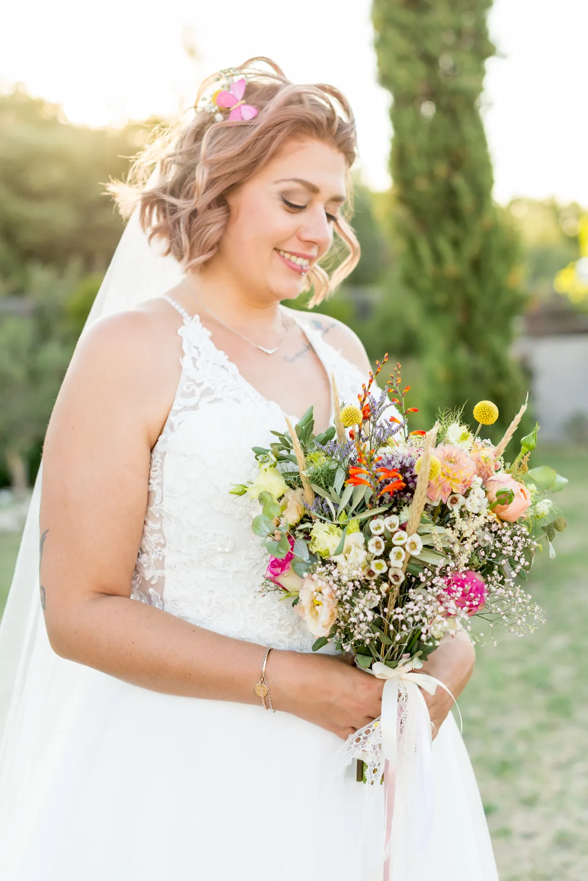 Photographe mariage – mariée bouquet fleurs golden hour Lodges Provence