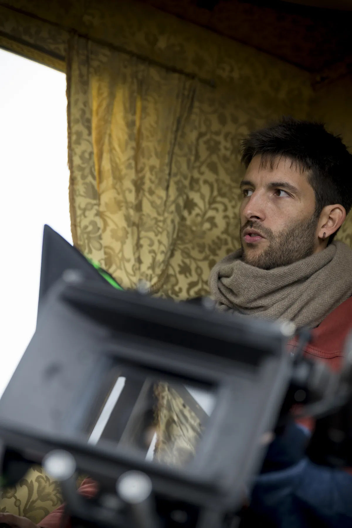 Photographe tournage cinéma Annecy - un home dans une calèche derrière une caméra cinéma