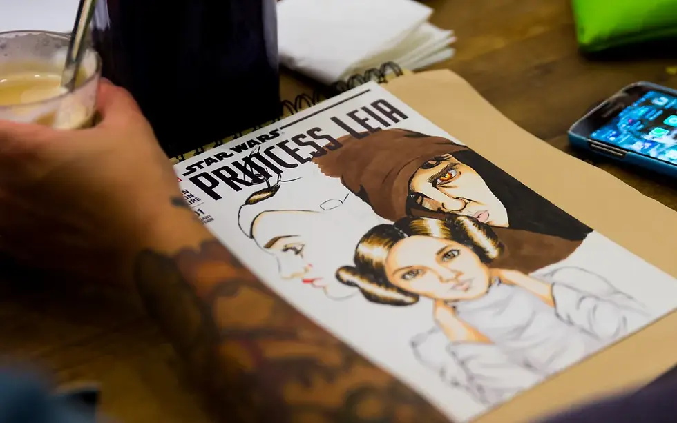 Photographe événementiel Chambéry - main posant avec un café à côté d'une bande dessinée "Star Wars: Princess Leia", sur une table en bois. 