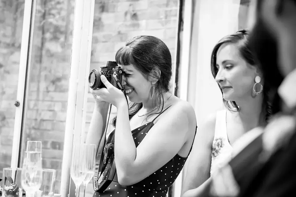 Photographe mariage Annecy – invitée fait une photo noir et blanc