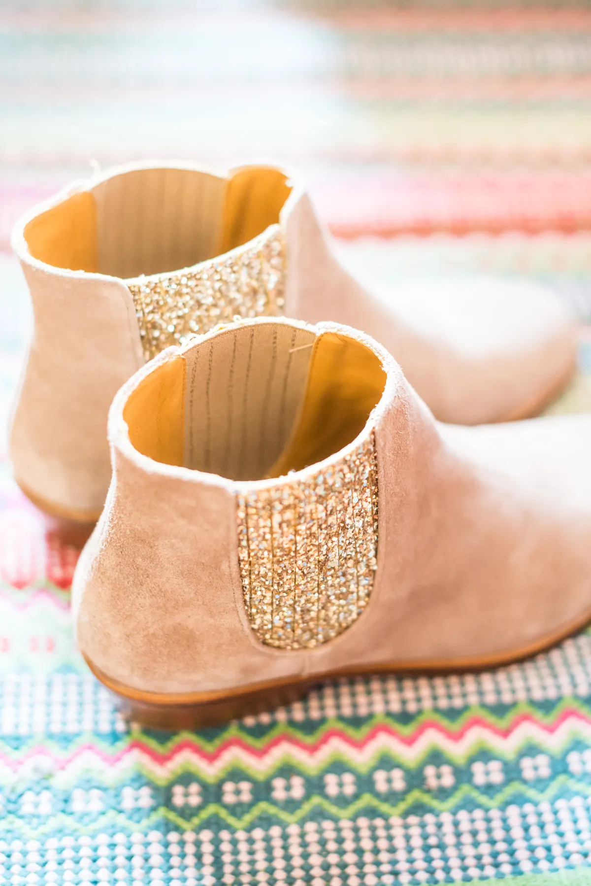 Photo mariage Savoie – détail chaussures paillettes mariée préparatifs