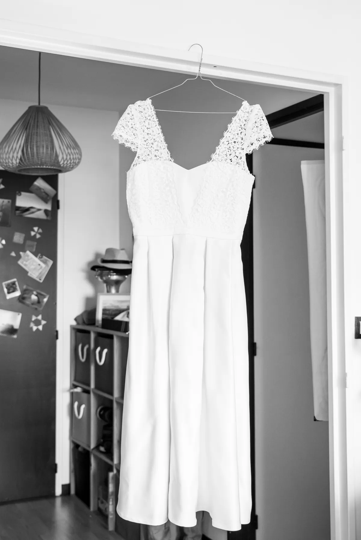 Photo mariage Annecy – robe mariée suspendue préparatifs mariage