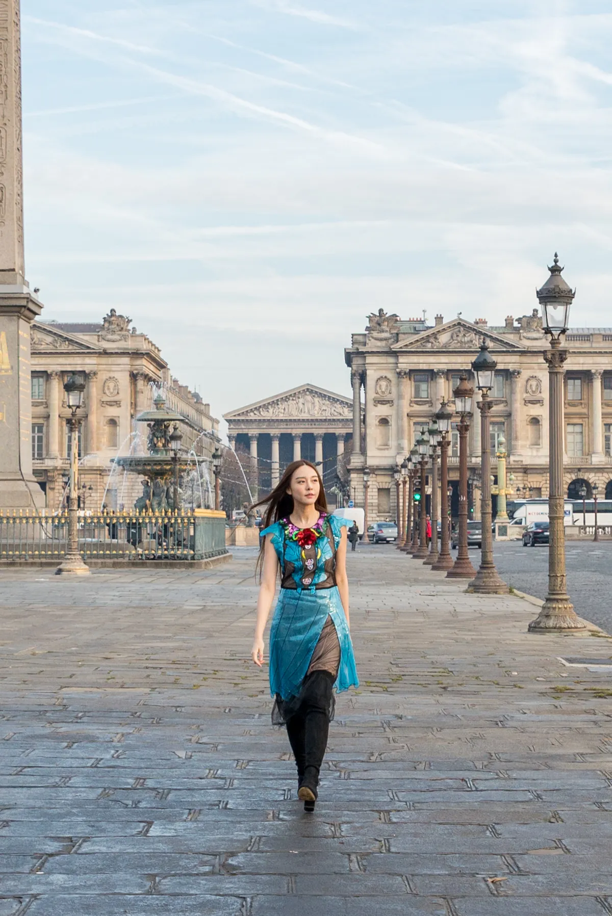 Photographe - femme marchant place de la Concorde