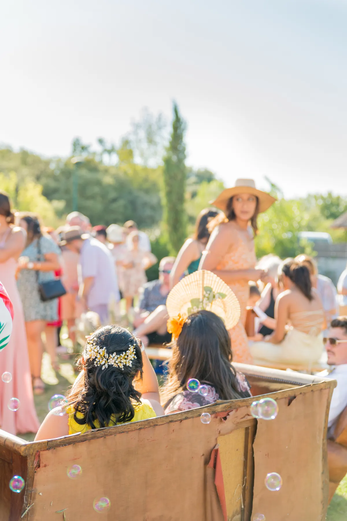 Photographe mariage Annecy – bulles de savon invités cérémonie laïque