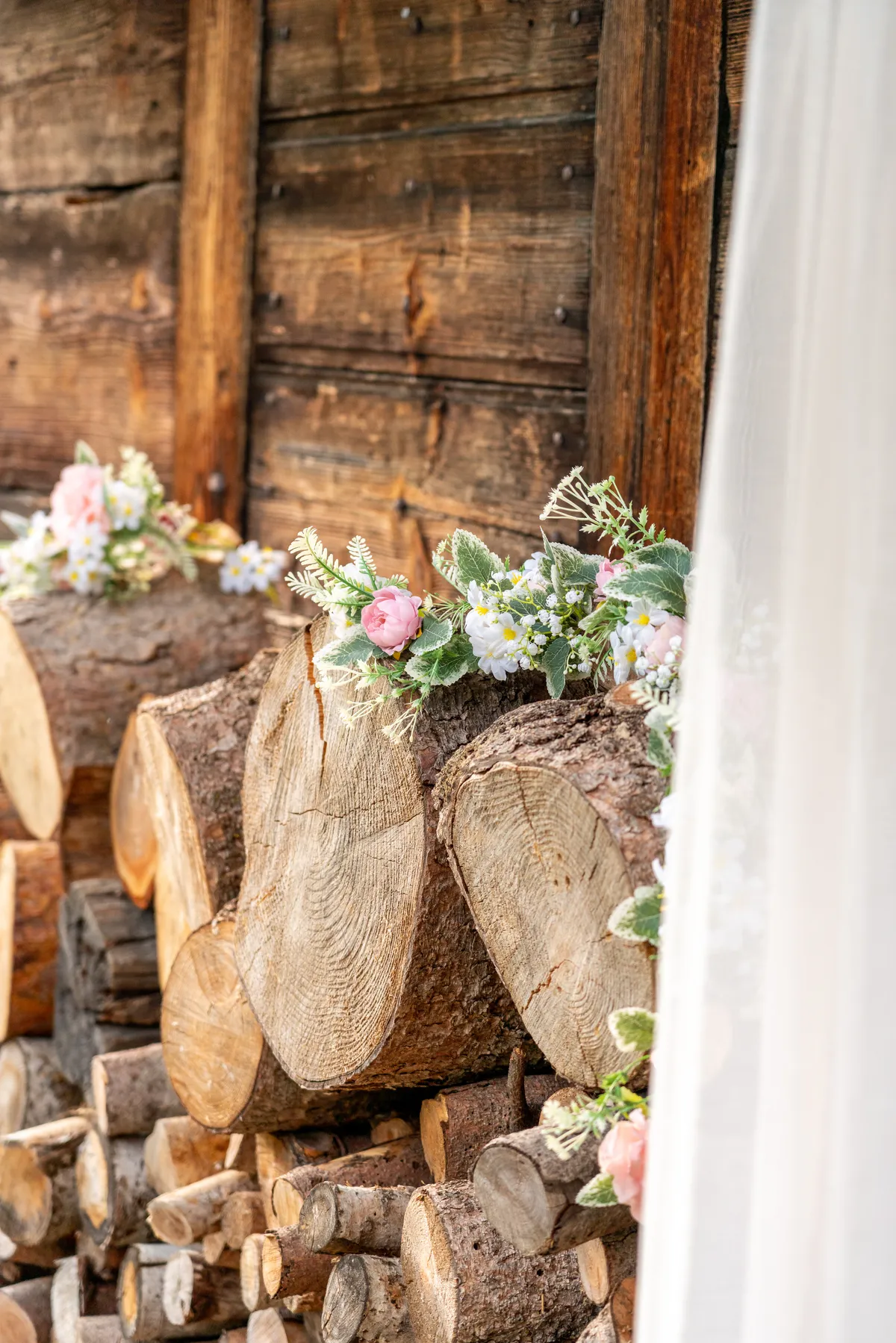 Détail bois et fleurs : décoration de mariage 