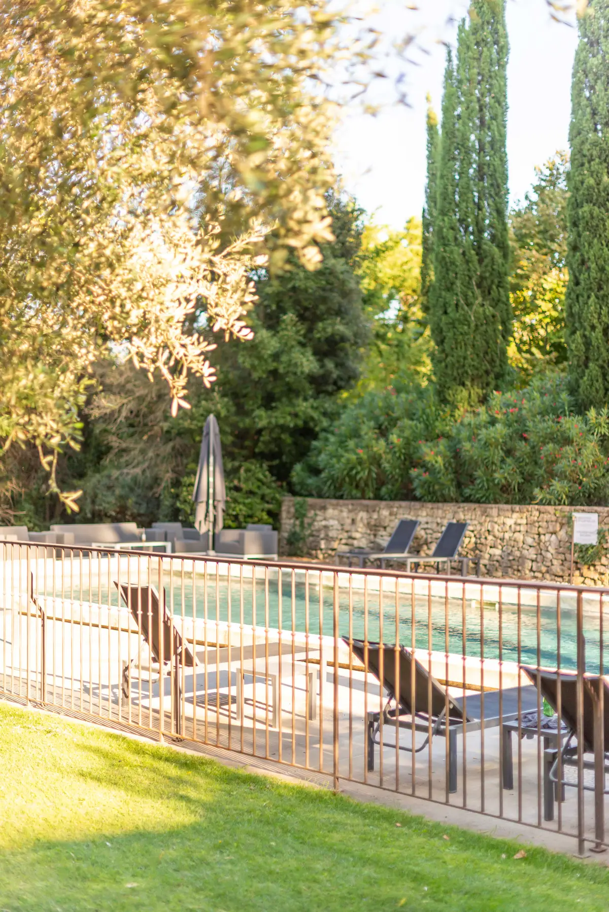 Photographe hôtelier Savoie – piscine extérieure golden hour jardin hôtel