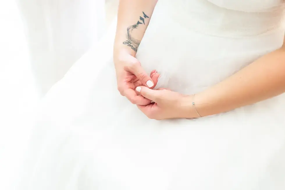 Photographe mariage Savoie – détail tatouage bras mariée Yenne