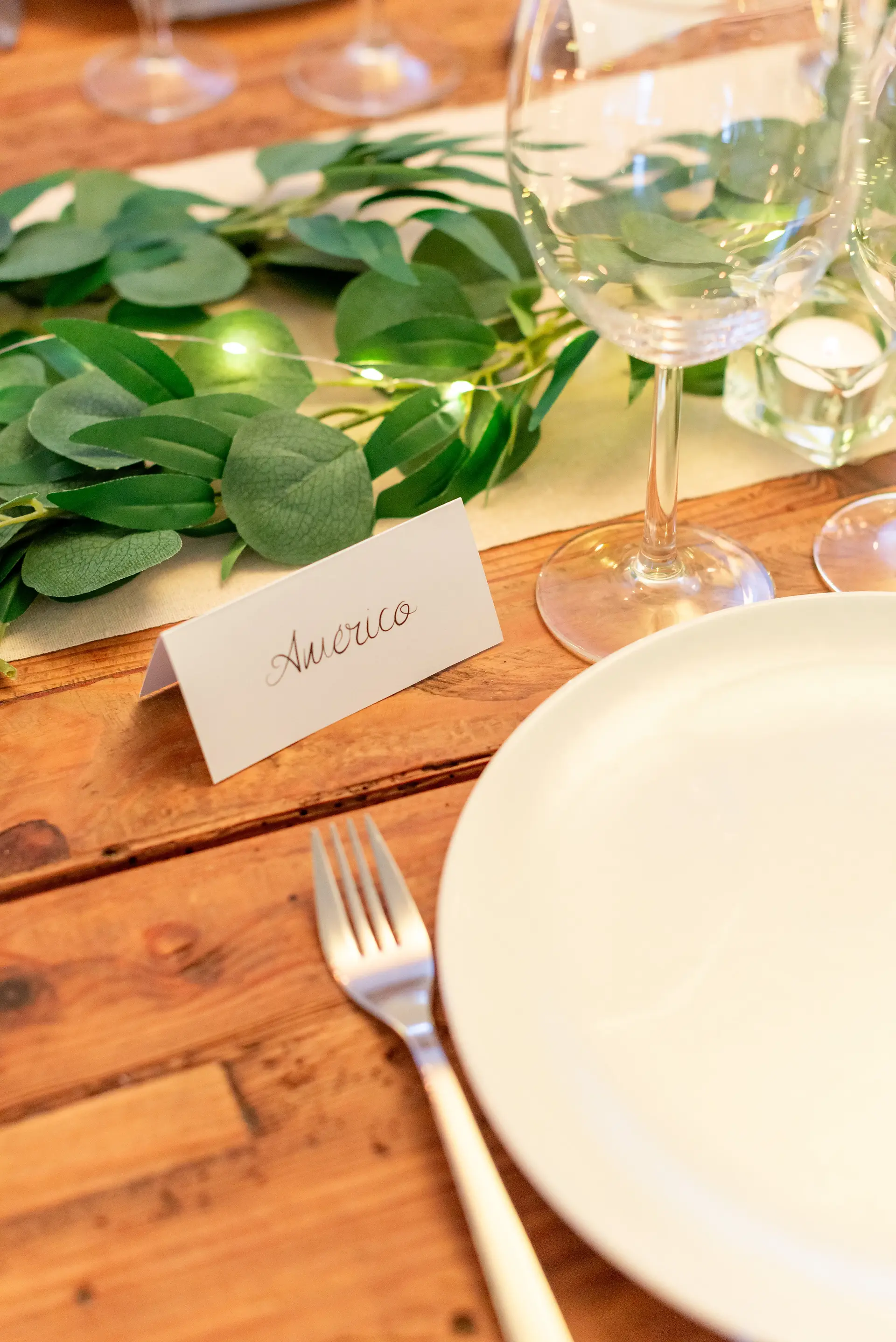 Marque-place sur une table en bois  décorée élégamment